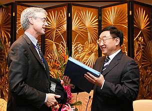 Director-general of WWF International James Leape exchanged gifts with Minister of Water Resources ...
© WWF-China
© WWF-China