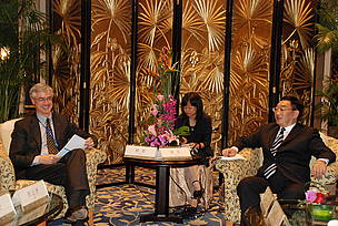 Director General James Leape met with Minister of Water Resources Chen Lei during the 3rd Yangtze ...
© Lihhong Gao/WWF-China
© Lihhong Gao/WWF-China